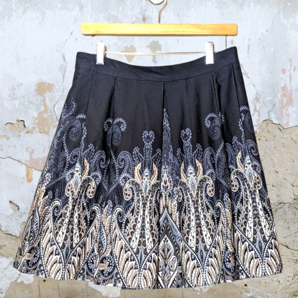 Banana Republic Black and Paisley print Box pleat A-line full skirt. Size 6